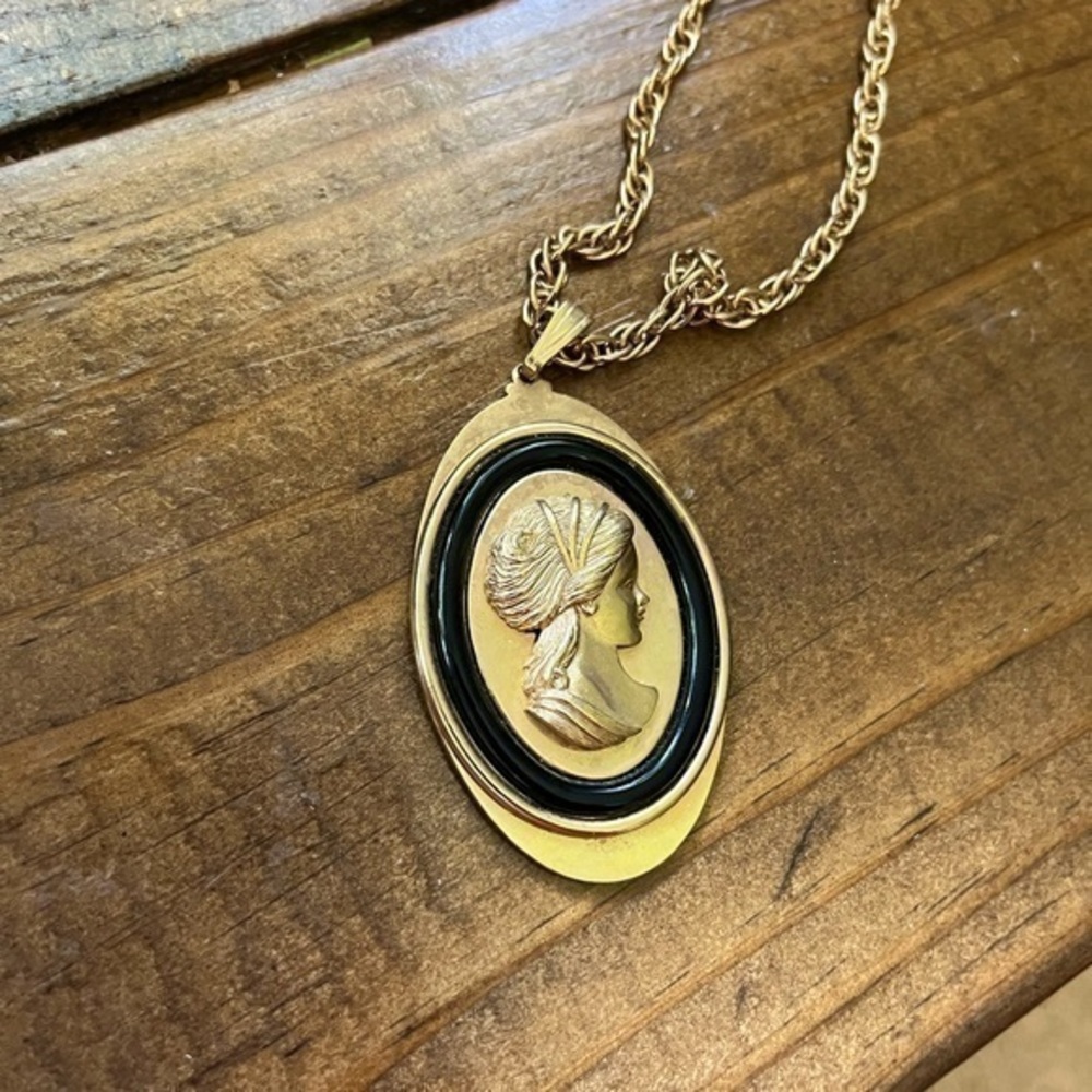 Vintage 70s 80s Large Avon Cameo necklace with chunky gold chain